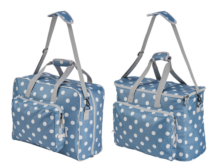 Dwie niebieskie torby w białe kropki z szarymi uchwytami.