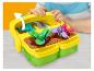 Dziecko bawi się zestawem ogrodniczym Play-Doh, tworząc kolorowe rośliny.