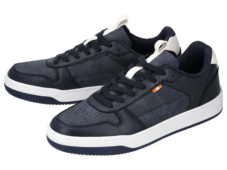 Para granatowych męskich sneakersów z białymi podeszwami i sznurowadłami.