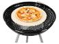 Pizza na kamieniu do pizzy w czarnym grillu kulistym.