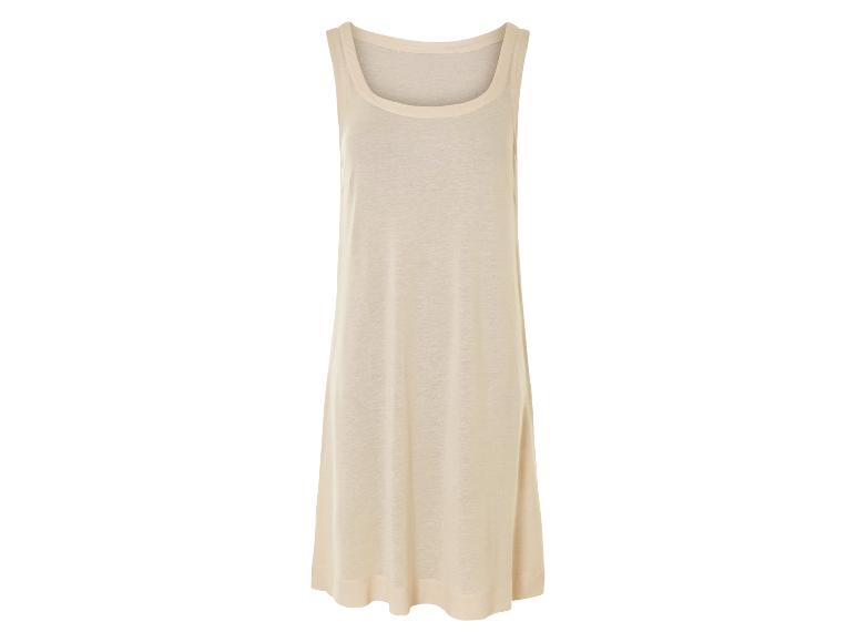 Długa beżowa sukienka bez rękawów.
