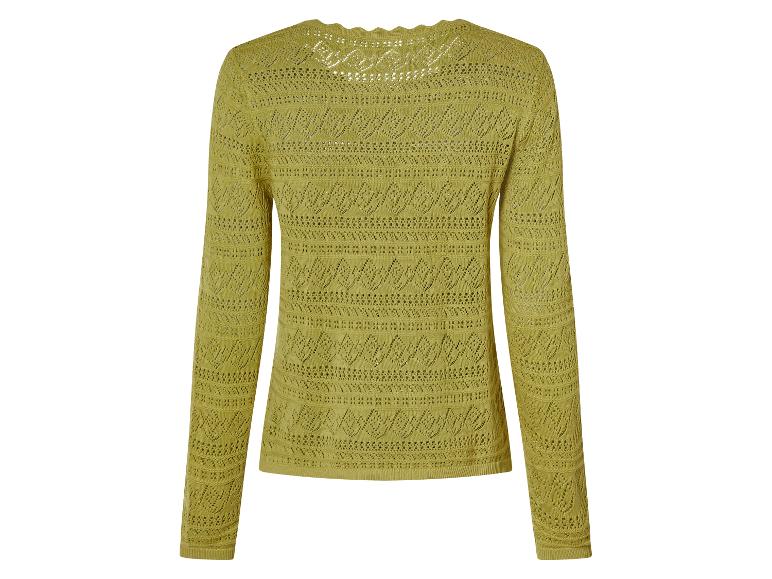 Żółty sweter na drutach z dziurami.