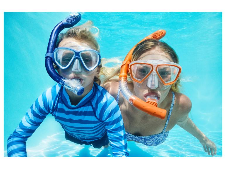Dwoje dzieci nurkuje pod wodą, w koszulkach kąpielowych i bikini.