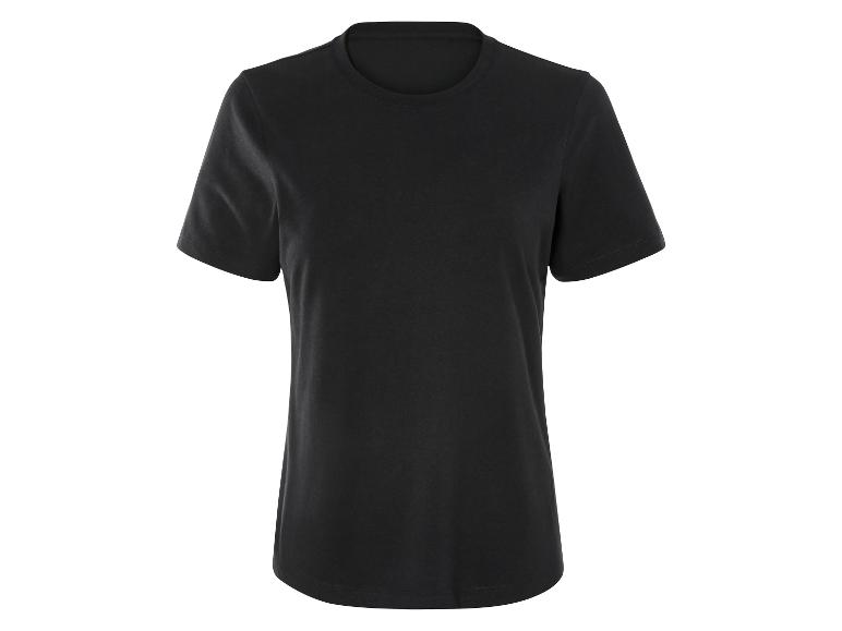 Czarny t-shirt z krótkim rękawem.