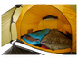 Dwa śpiwory w żółtym namiocie