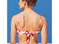 Kobieta w białym bikini w kwiatowy wzór.