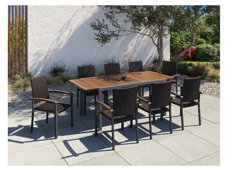 Zestaw mebli ogrodowych: drewniany stół i 8 krzeseł z technorattanu.