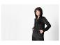 Czarna bluza z kapturem na zamek błyskawiczny i spodnie z weluru.