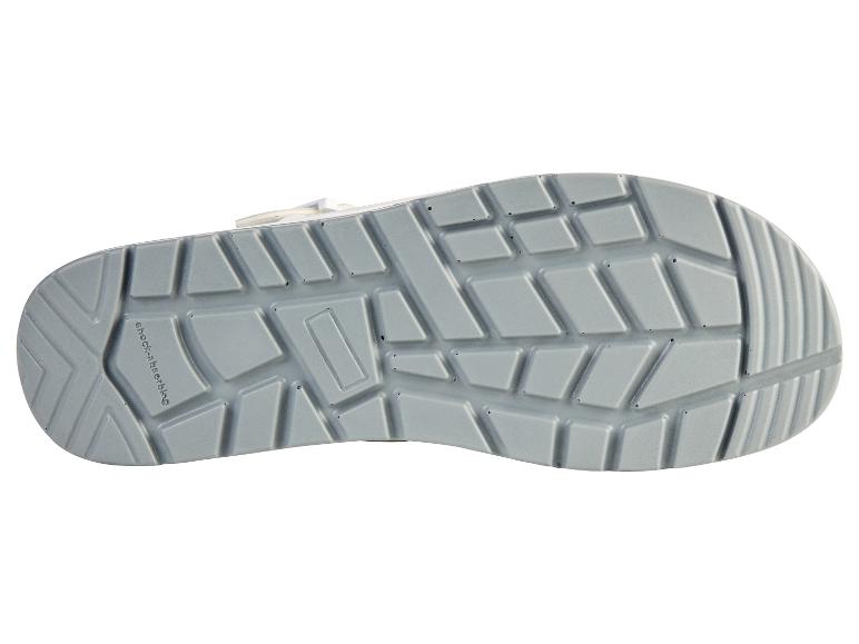 Spody szarych butów z wytłoczonym wzorem.