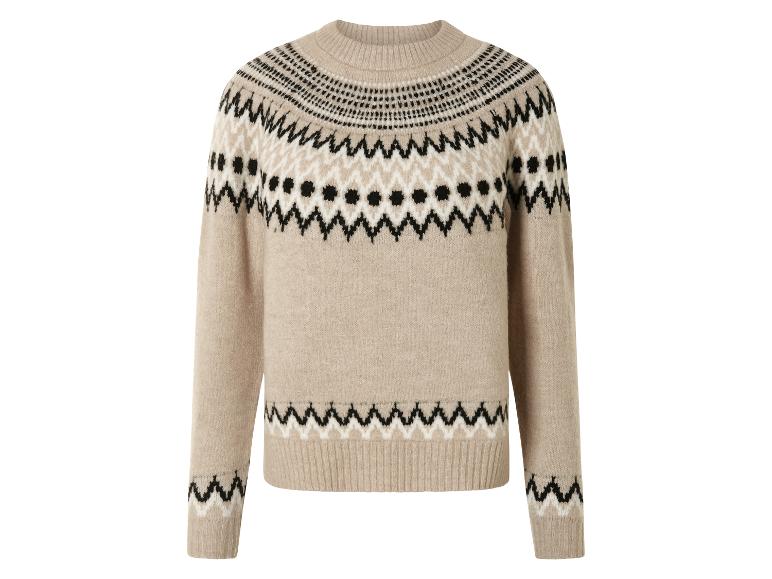 Beżowy sweter z czarnym i białym geometrycznym wzorem.