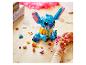 Dziecko składa zabawkę konstrukcyjną Stitch z rozrzuconymi elementami.