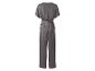 Szary kombinezon z krótkimi rękawami i paskiem.
