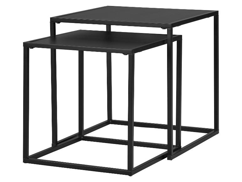 Zestaw dwóch czarnych metalowych stolików bocznych o kanciastym designie.