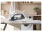 Żelazko parowe Silvercrest na desce do prasowania w pralni