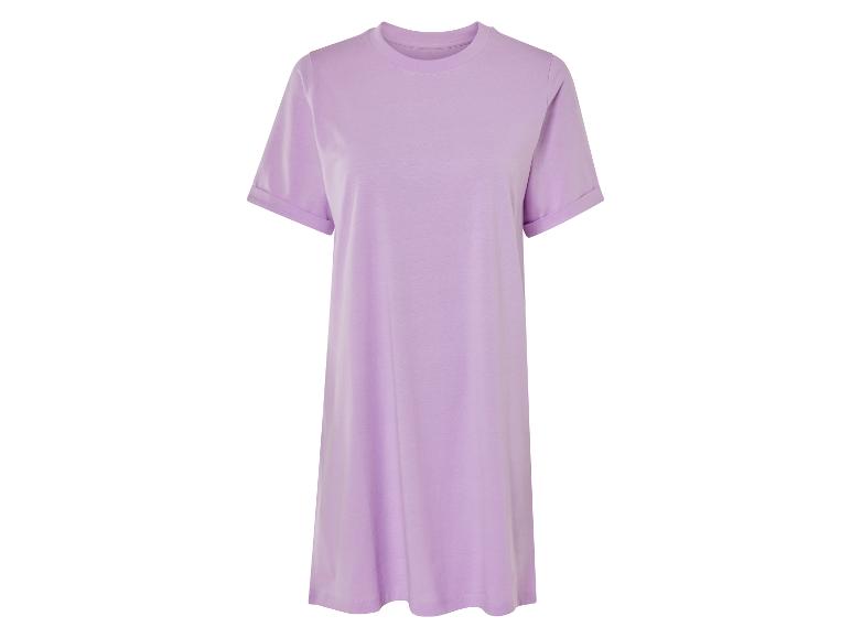 Fioletowa sukienka typu t-shirt, prosta i stylowa.