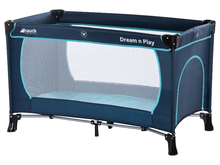 Niebieskie łóżeczko turystyczne z siatkowymi bokami i napisem 'Dream n Play'