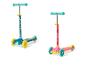 Hulajnogi dziecięce trójkołowe, jedna niebieska z pieskami i jedna różowa z owocami.