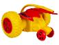 Czerwono-żółty samochodzik zabawkowy z dużymi, teksturowanymi kołami