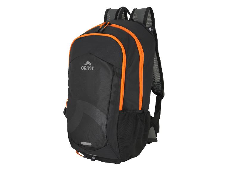 Czarny plecak z pomarańczowymi akcentami i zamkami błyskawicznymi