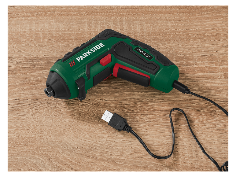 Bezprzewodowy wkrętak Parkside PAS 4 D7 z kablem USB na drewnianej powierzchni.