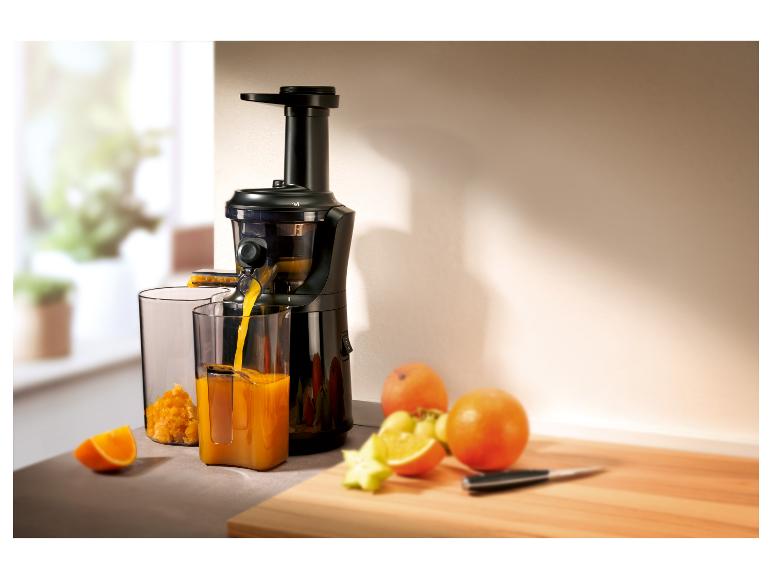 Sokowirówka wyciskająca sok z pomarańczy.