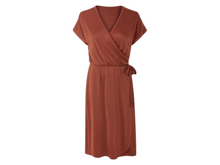 Długa brązowa sukienka kopertowa.