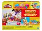 Zestaw Play-Doh Pretend Pet Play z dzieckiem bawiącym się w weterynarza z figurką psa i kolorową ciastoliną.