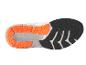 Czarna i pomarańczowa podeszwa butów do biegania.