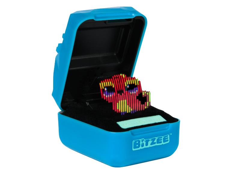 Cyfrowy zwierzak Bitzee w otwartym niebieskim pojemniku