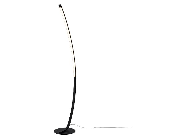 Czarna, zakrzywiona lampa podłogowa LED na białym tle