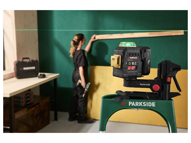 Akumulatorowy laser krzyżowy PARKSIDE PERFORMANCE® wyświetlający zieloną linię na ścianie.