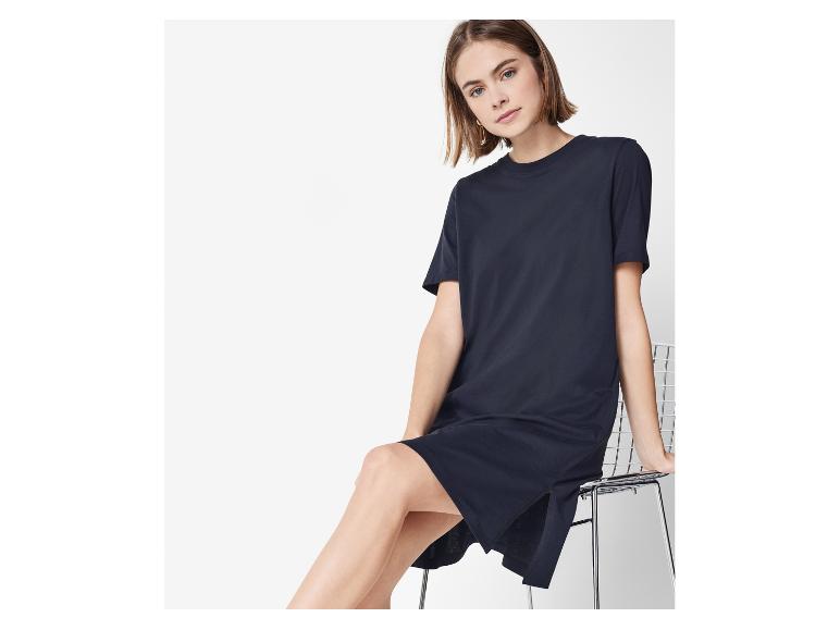 Elegancka czarna sukienka typu t-shirt.