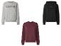 Trzy bluzy: szara bluza, czarna bluza z kapturem i bordowa bluza.