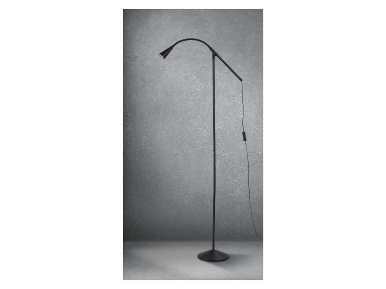 Czarna lampa stojąca z zakrzywionym ramieniem.