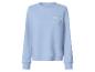 Jasnoniebieska bluza z napisem „Breakfast Club”.