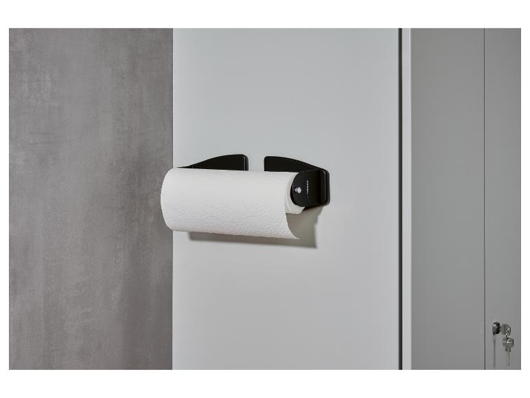 Czarny ścienny uchwyt na ręcznik papierowy PARKSIDE z rolką papieru.