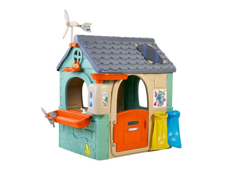 Plastikowy domek do zabawy z wiatrakiem, panelami słonecznymi, umywalką i koszami na śmieci.