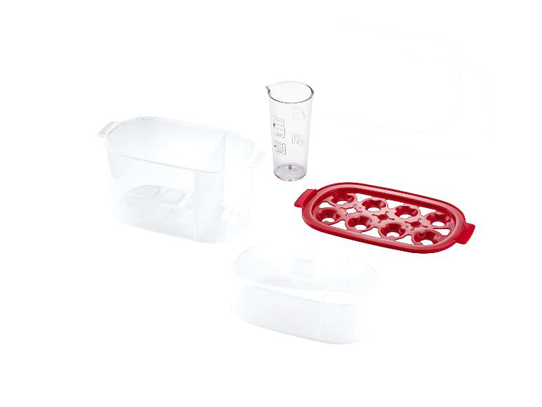 Czerwona taca na jajka, dwa przezroczyste pojemniki i miarka.