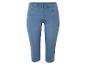 Jasnoniebieskie jeansy capri.