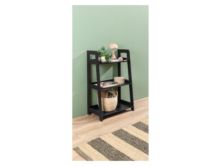 Czarna półka trzypoziomowa z nowoczesnymi dekoracjami.