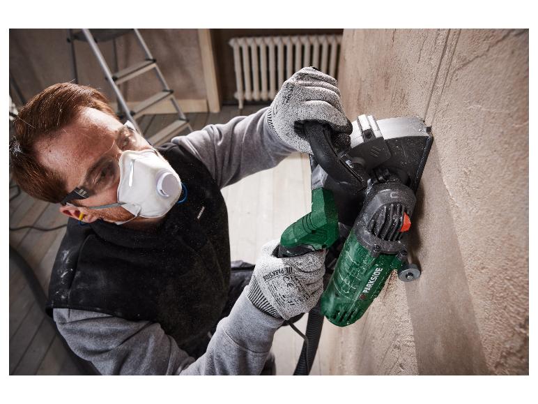 Mężczyzna używa frezarki ściennej Parkside do pracy nad ścianą.