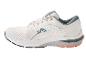 Białe buty do biegania z szarymi akcentami.
