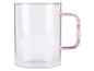 Przezroczysty kubek z różowym uchwytem.
