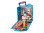 Niebieska walizka z zabawkami z koszem do koszykówki, deskorolką i innymi akcesoriami.