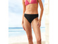 Czarne figi bikini na plaży.