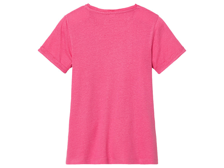 Różowy T-shirt z krótkim rękawem.