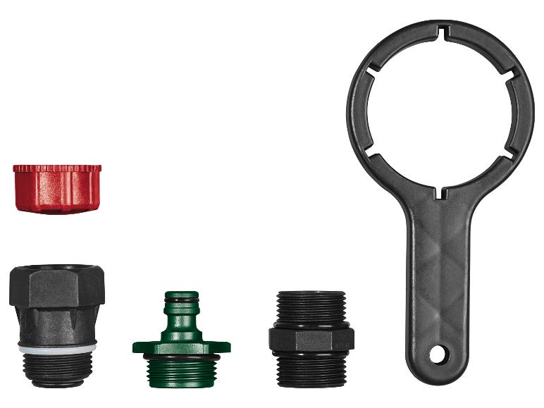 Zestaw akcesoriów do filtra wody, zawierający klucz do filtra, adaptery i nakrętkę.