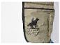 Detal zielonej kurtki U.S. Grand Polo Equipment & Apparel z jeźdźcem na koniu.