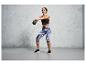Kobieta w stroju treningowym z kettlebell.