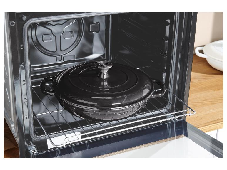 Piekarnik z żeliwnym garnkiem Silvercrest w środku.